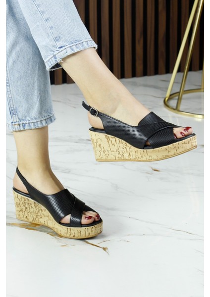 Serie Siyah Hakiki Dana Derisi Delik Detaylı Mantar Taban Görünümlü Dolgu Topuklu Slingback Sandalet