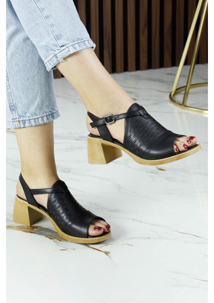 Amanda Siyah Hakiki Dana Derisi Kesik Detaylı Ayarlanabilir Tokalı Kalın Topuklu Günlük Sandalet