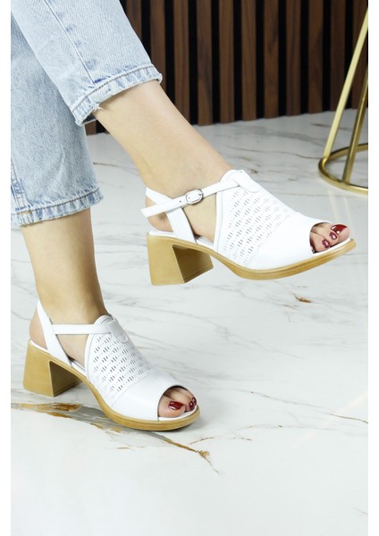 Amanda Beyaz Hakiki Dana Derisi Kesik Detaylı Ayarlanabilir Tokalı Kalın Topuklu Günlük Sandalet