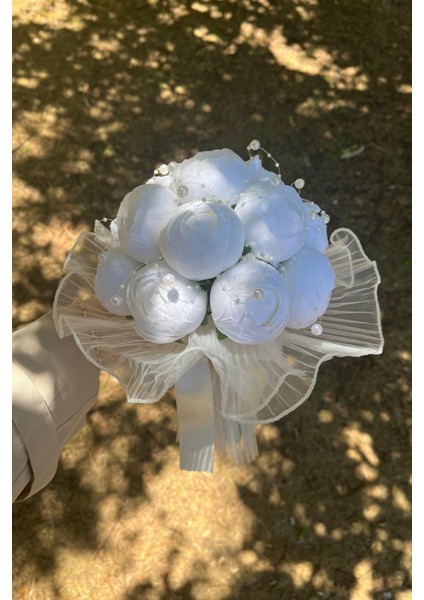 Ivory Elegance – 14’lü Şakayık Tül & Inci Detaylı Gelin Buketi Söz, Nişan, Nikah Özel Tasarım modelleri