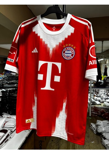 Bayern Münih 2025--26 Isimsiz Iç Saha Forması modelleri