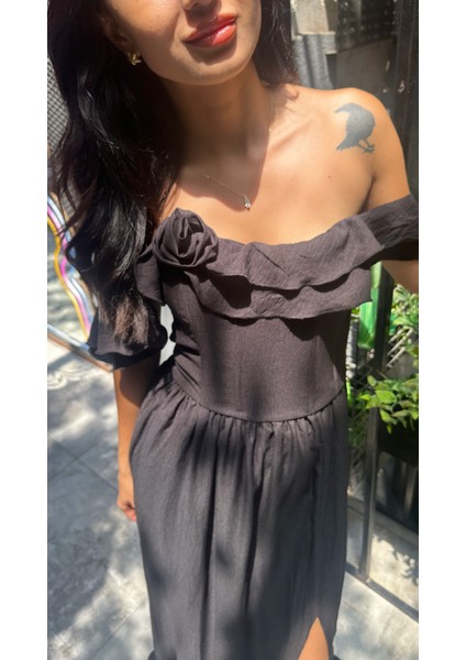 Gül Detaylı Yırtmaçlı Maxi Elbise