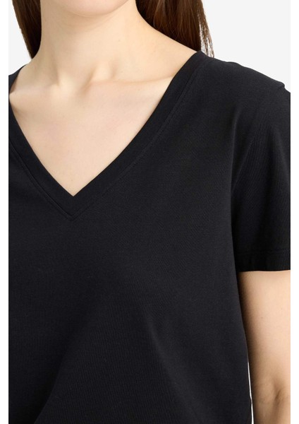 Regular Fit V Yaka Basic Düz Penye Kısa Kollu Tişört indirimleri