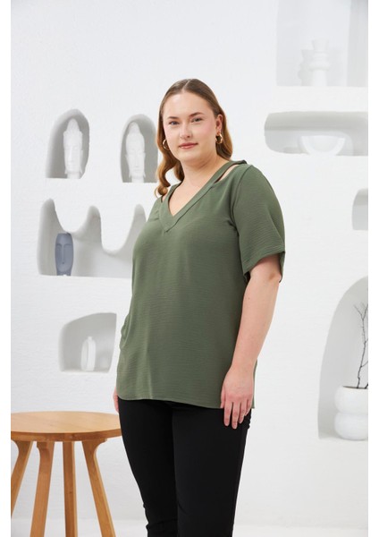 Yaka Yırtık Detaylı Büyük Beden Bluz Haki fiyatları