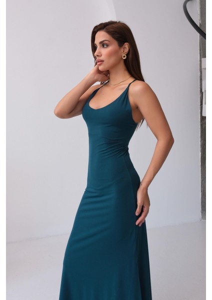 İnce Askılı Sırtı Çapraz Dekolteli Sandy Petrol Yırtmaçlı Midi Elbise fiyatları