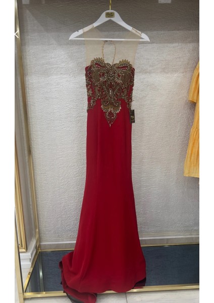 Kırmızı Taş Boncuk Nakış Işleme Balık Kuyruklu Sırt Dekolte Transparan Elbise