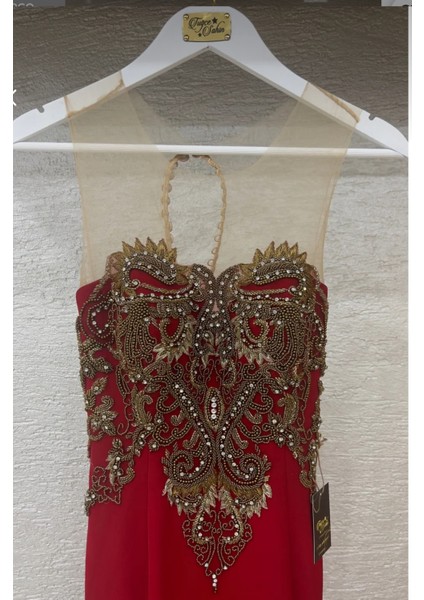 Kırmızı Taş Boncuk Nakış Işleme Balık Kuyruklu Sırt Dekolte Transparan Elbise modelleri