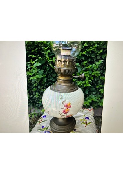 Fransız Matador Marka Pirinç ve Porselen Gaz Lambası 54 cm Boyunda