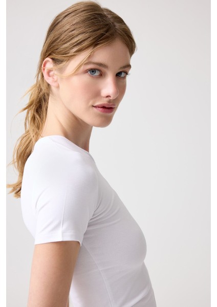 x Melodi Beyaz Bedene Oturan Tişört Short Fitted