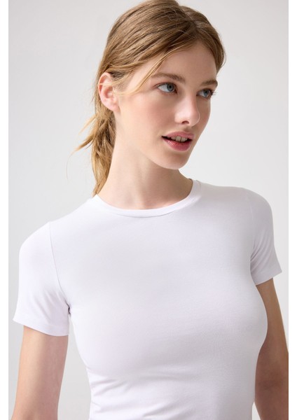 x Melodi Beyaz Bedene Oturan Tişört Short Fitted