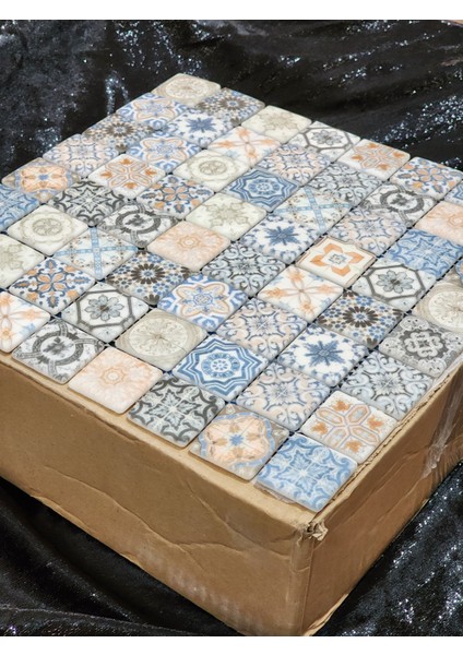 Desenli Cam Mozaik 32x32 cm Renkli Detaylarla İç Mekan Dekorasyonu İçin Tek Parça modelleri