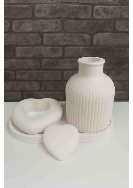 Dekoratif Seramik Obje Seti – Kalpli Mumluk & Mini Vazo – Şık Tepsi Üzerinde – Beyaz 4 Lü Set