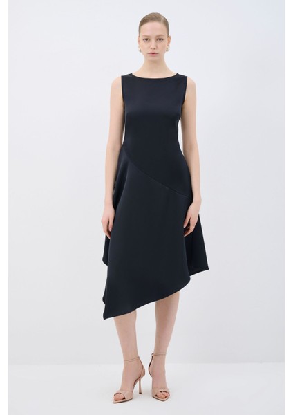 Kolsuz Yırtmaç Detaylı Asimetrik Elbise Siyah 12444907000
