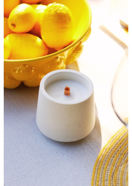 Sandal Ağacı Kokulu %100 Doğal Soya Beton Kalıp Içerinde Dekoratif Yuvarlak Ahşap Fitilli Mum indirimleri