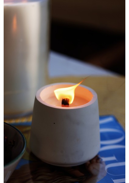 Sandal Ağacı Kokulu %100 Doğal Soya Beton Kalıp Içerinde Dekoratif Yuvarlak Ahşap Fitilli Mum modelleri