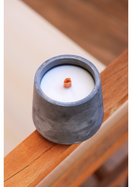 Sandal Ağacı Kokulu %100 Doğal Soya Beton Kalıp Içerinde Dekoratif Yuvarlak Ahşap Fitilli Mum indirimleri