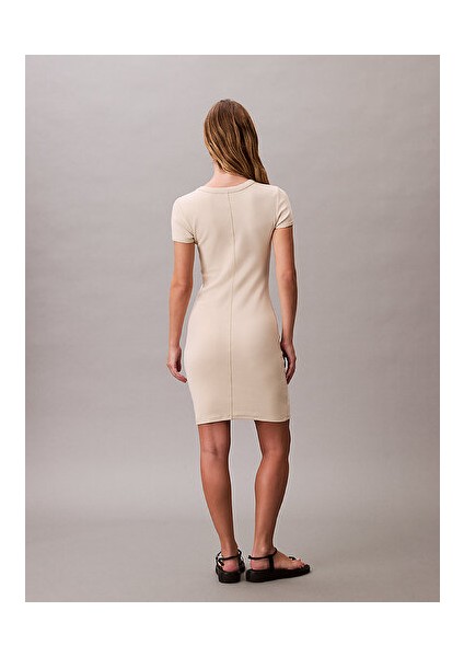 Kadın Beyaz Vücudu Saran Elbise modelleri