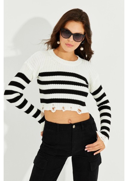 Kadın Ekru-Siyah Çizgili Yırtık Crop Kazak SF2200 fırsatları