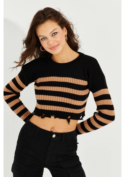 Kadın Siyah-Camel Çizgili Yırtık Crop Kazak SF2200