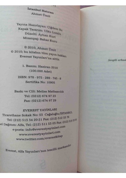 Ahmet Ümit'in Istanbul'un Tarihi ve Kültürel Unsurlarını Işlediği 'istanbul Hatırası' Romanı. Istanbul Hatırası (1. Baskı) Ahmet Umit 1,basim 566 Sayfa Cok Temiz Kondisyonda fırsatları