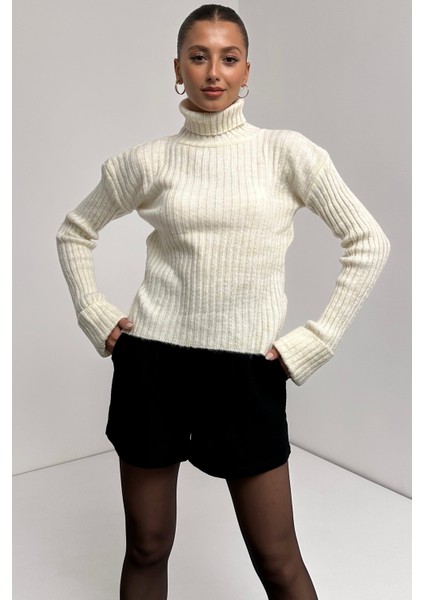 Şerit Desenli Dokulu Boğazlı Triko Kazak