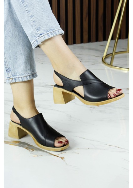 Saules Plus Siyah Hakiki Dana Derisi Kesik Detaylı Lastik Bantlı Kalın Topuklu Sandalet