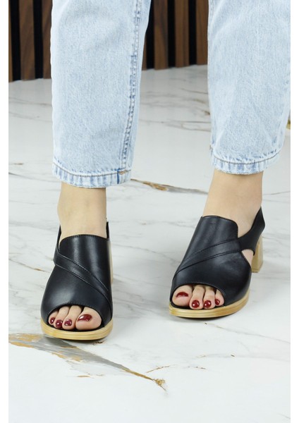 Saules Plus Siyah Hakiki Dana Derisi Kesik Detaylı Lastik Bantlı Kalın Topuklu Sandalet modelleri