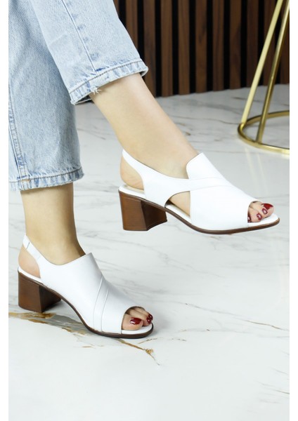 Saules Beyaz Hakiki Dana Derisi Kesik Detaylı Lastik Bantlı Kalın Topuklu Sandalet