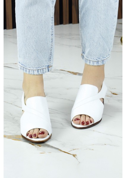 Saules Beyaz Hakiki Dana Derisi Kesik Detaylı Lastik Bantlı Kalın Topuklu Sandalet modelleri