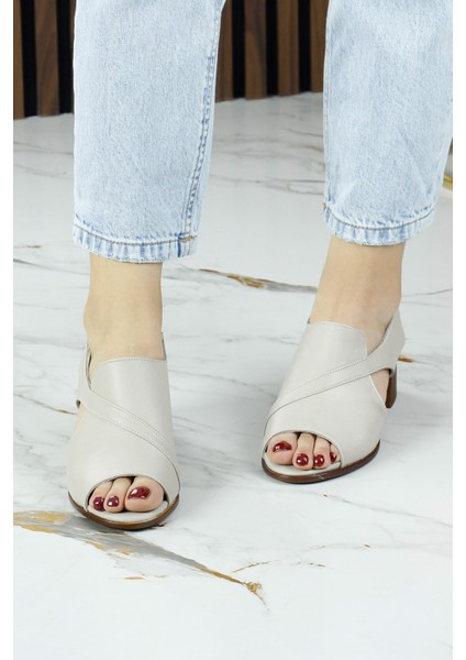 Saules Vizon Hakiki Dana Derisi Kesik Detaylı Lastik Bantlı Kalın Topuklu Sandalet modelleri