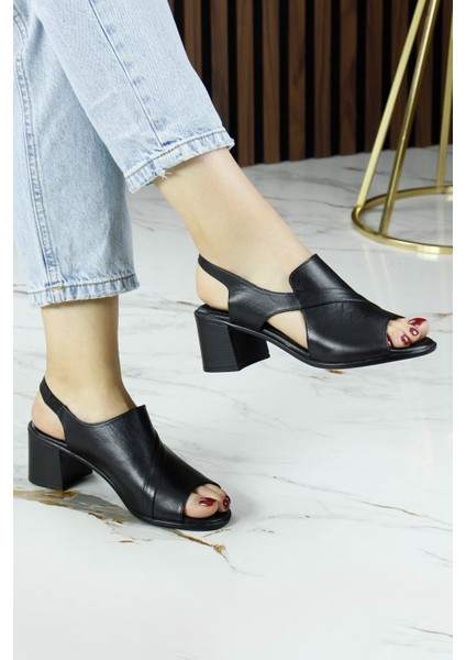 Saules Siyah Hakiki Dana Derisi Kesik Detaylı Lastik Bantlı Kalın Topuklu Sandalet