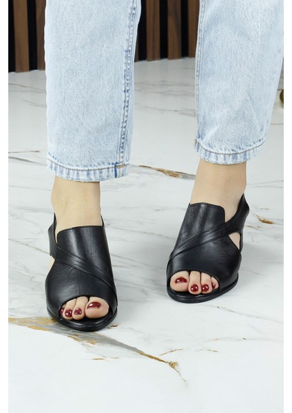 Saules Siyah Hakiki Dana Derisi Kesik Detaylı Lastik Bantlı Kalın Topuklu Sandalet fiyatları