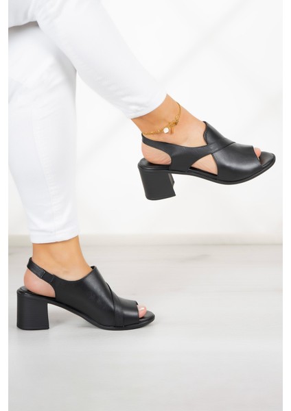 Saules Siyah Hakiki Dana Derisi Kesik Detaylı Lastik Bantlı Kalın Topuklu Sandalet fırsatları