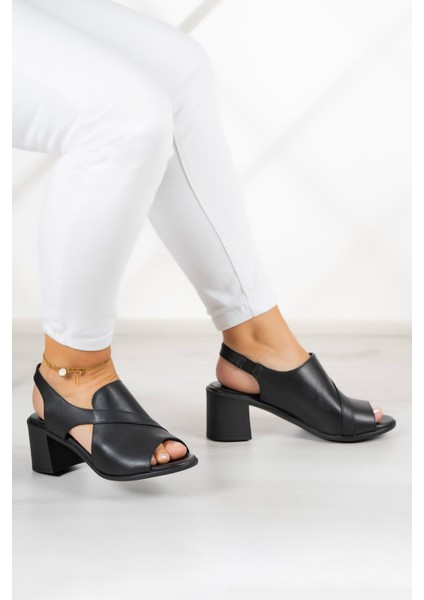 Saules Siyah Hakiki Dana Derisi Kesik Detaylı Lastik Bantlı Kalın Topuklu Sandalet indirimleri