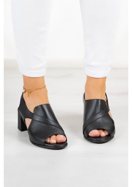 Saules Siyah Hakiki Dana Derisi Kesik Detaylı Lastik Bantlı Kalın Topuklu Sandalet