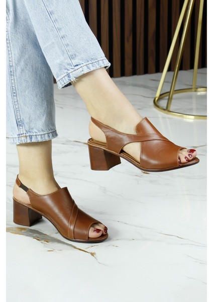 Saules Taba Hakiki Dana Derisi Kesik Detaylı Lastik Bantlı Kalın Topuklu Sandalet