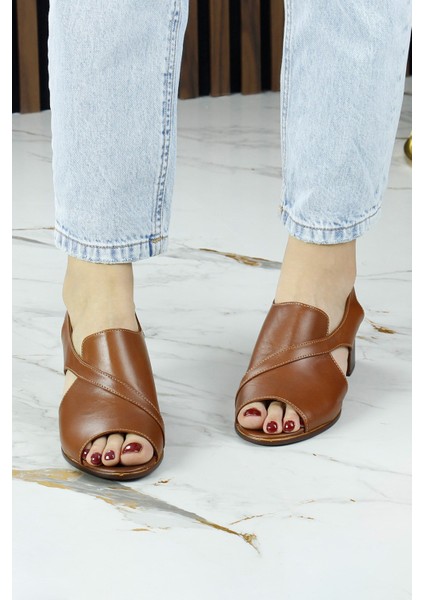 Saules Taba Hakiki Dana Derisi Kesik Detaylı Lastik Bantlı Kalın Topuklu Sandalet modelleri