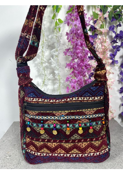 Bordo Etnik Desenli Dokuma Kilim Omuz Çantası – Boncuk ve Pul Detaylı Bohem Çanta