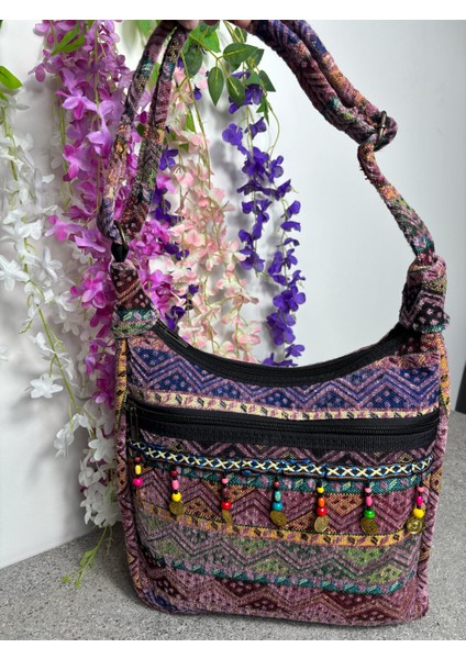 Lila Etnik Desenli Dokuma Kilim Omuz Çantası – Boncuk ve Pul Detaylı Bohem Çanta