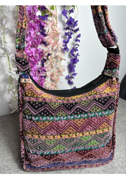 Lila Etnik Desenli Dokuma Kilim Omuz Çantası – Boncuk ve Pul Detaylı Bohem Çanta modelleri