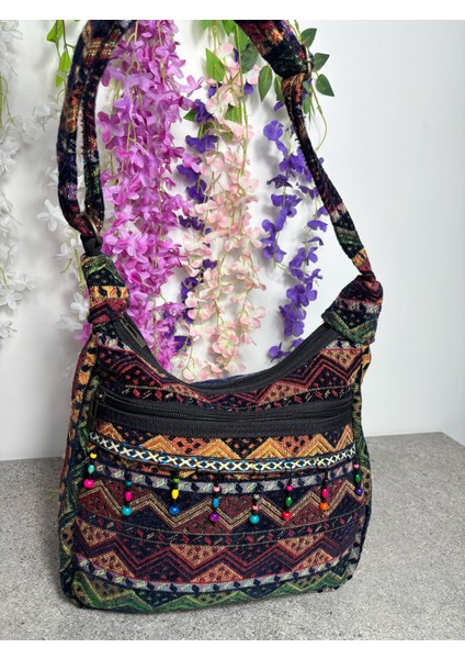 Etnik Desenli Dokuma Kilim Omuz Çantası – Boncuk ve Pul Detaylı Bohem Çanta