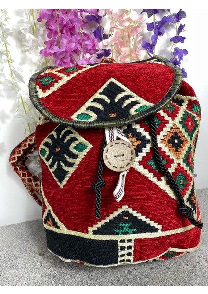 Kırmızı Etnik Desenli Kilim Dokuma Sırt Çantası – Bohem Tarz, Ayarlanabilir Askılı, El Yapımı