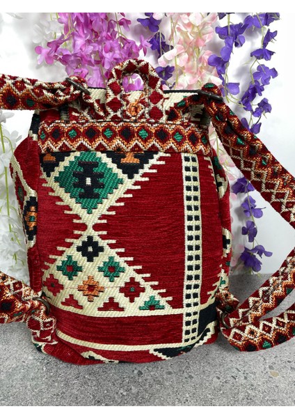Kırmızı Etnik Desenli Kilim Dokuma Sırt Çantası – Bohem Tarz, Ayarlanabilir Askılı, El Yapımı indirimleri