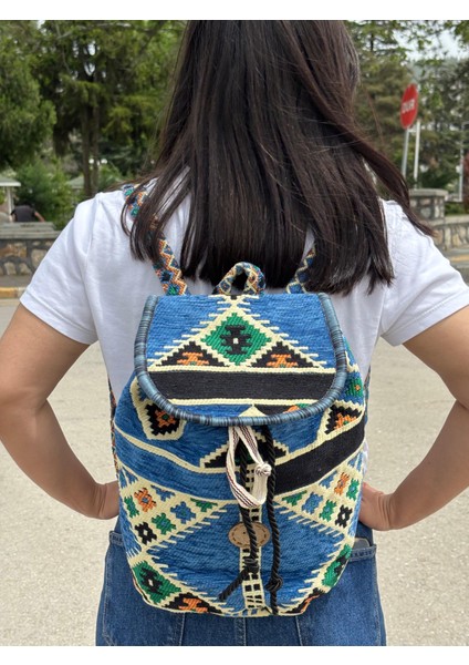 Mavi Etnik Desenli Kilim Dokuma Sırt Çantası – Bohem Tarz, Ayarlanabilir Askılı, El Yapımı