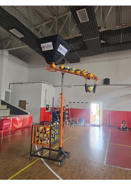 Voleybol Smaç Makinesi – Ayarlanabilir Yükseklik, Top Hazneli ve Tekerlekli Sistem
