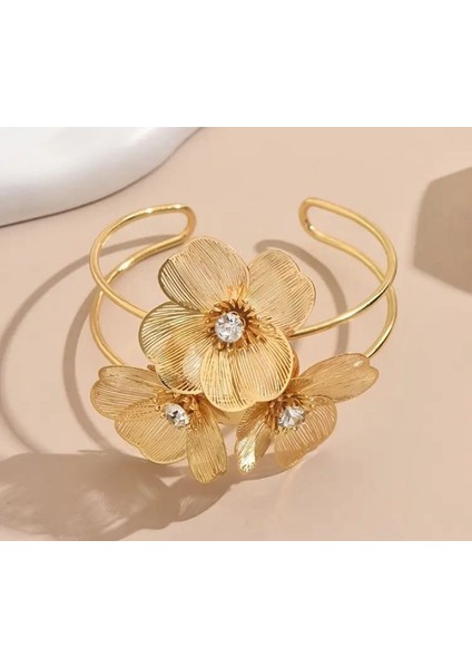 Altın Renk Taş Detaylı Çiçek Tasarımlı Bileklik | 7x3.5 cm Ayarlanabilir Kadın Aksesuar
