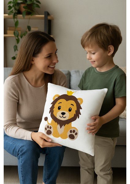 Yavru Aslan Punch Kırlent Kılıfı