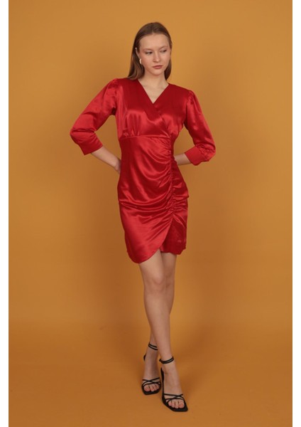 Kruvaze Büzgülü Saten Kadın Elbise-Kırmızı