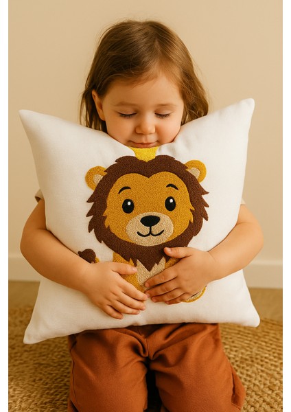 Yavru Aslan Punch Kırlent Kılıfı