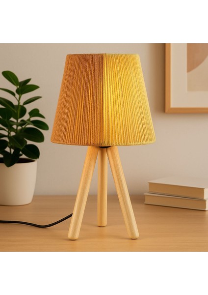 Bohotrip Mini – El Örgüsü Hasır Masa Lambası (Doğal Tonlu, Arapuarlı, Ahşap Ayaklı)